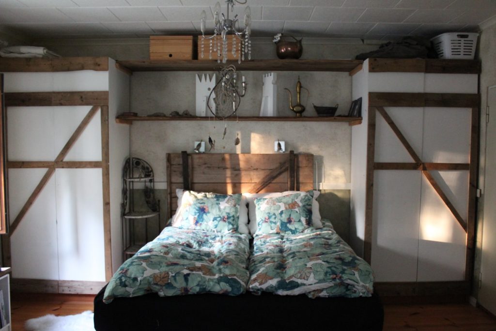 Une tête de lit avec des rangements et placards