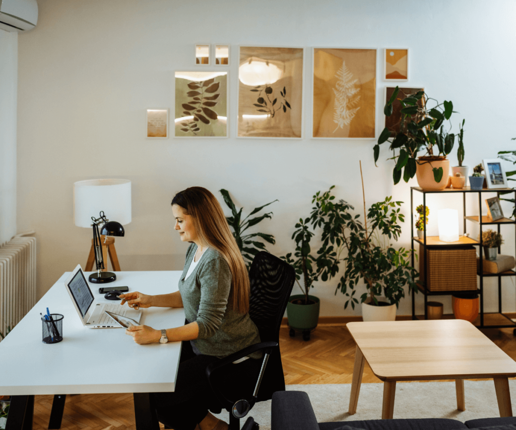 Espace de travail organisé pour réduire le stress et promouvoir le bien-être.