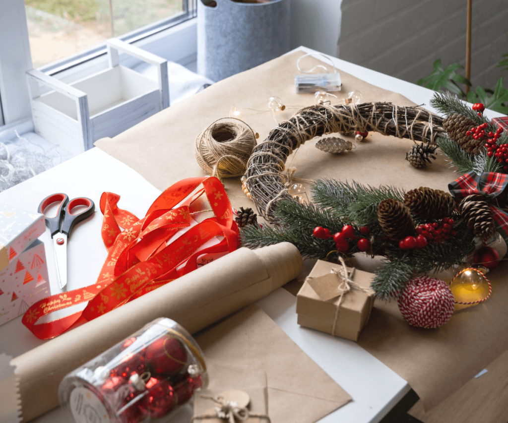 Matériel nécessaire pour  réaliser une couronne de Noël DIY pour votre porte