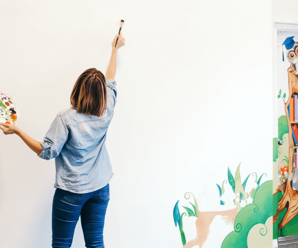 Peinture murale personnalisée : Ajoutez une touche artistique à votre intérieur avec une peinture murale sur mesure.