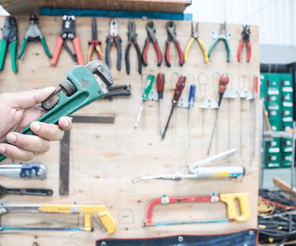 Créez un tableau magnétique pour organiser vos outils de bricolage de manière pratique !